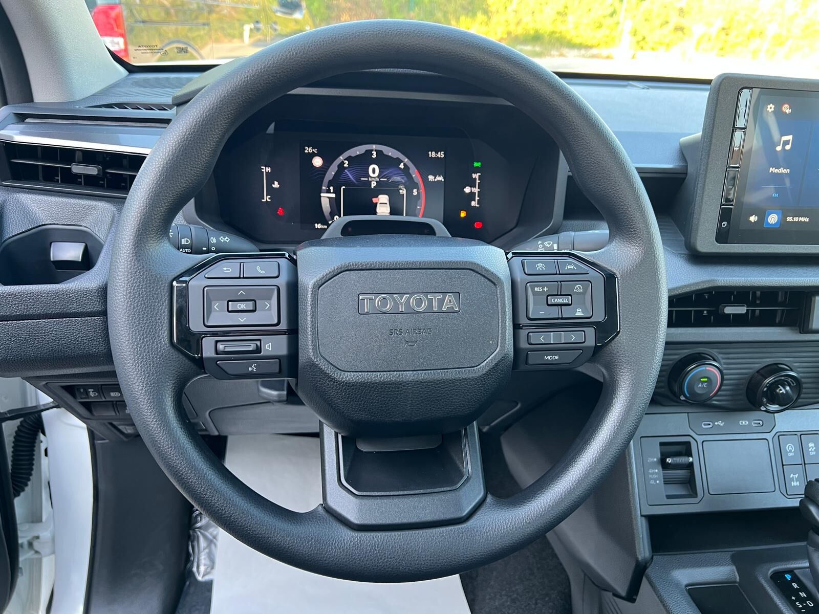 Billede af Toyota HiLux Dobb.Kab. 2,8 D-4D T4 Invincible AWD 204HK DobKab Aut.