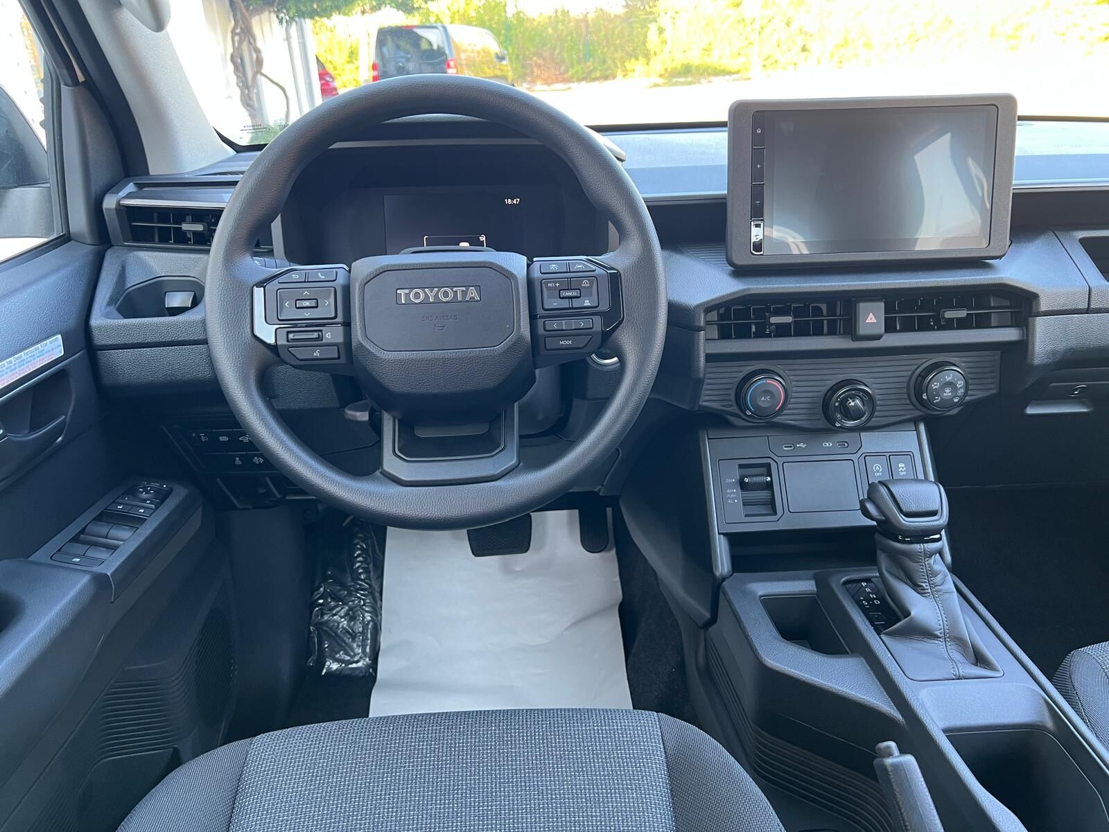 Billede af Toyota HiLux Dobb.Kab. 2,8 D-4D T4 Invincible AWD 204HK DobKab Aut.