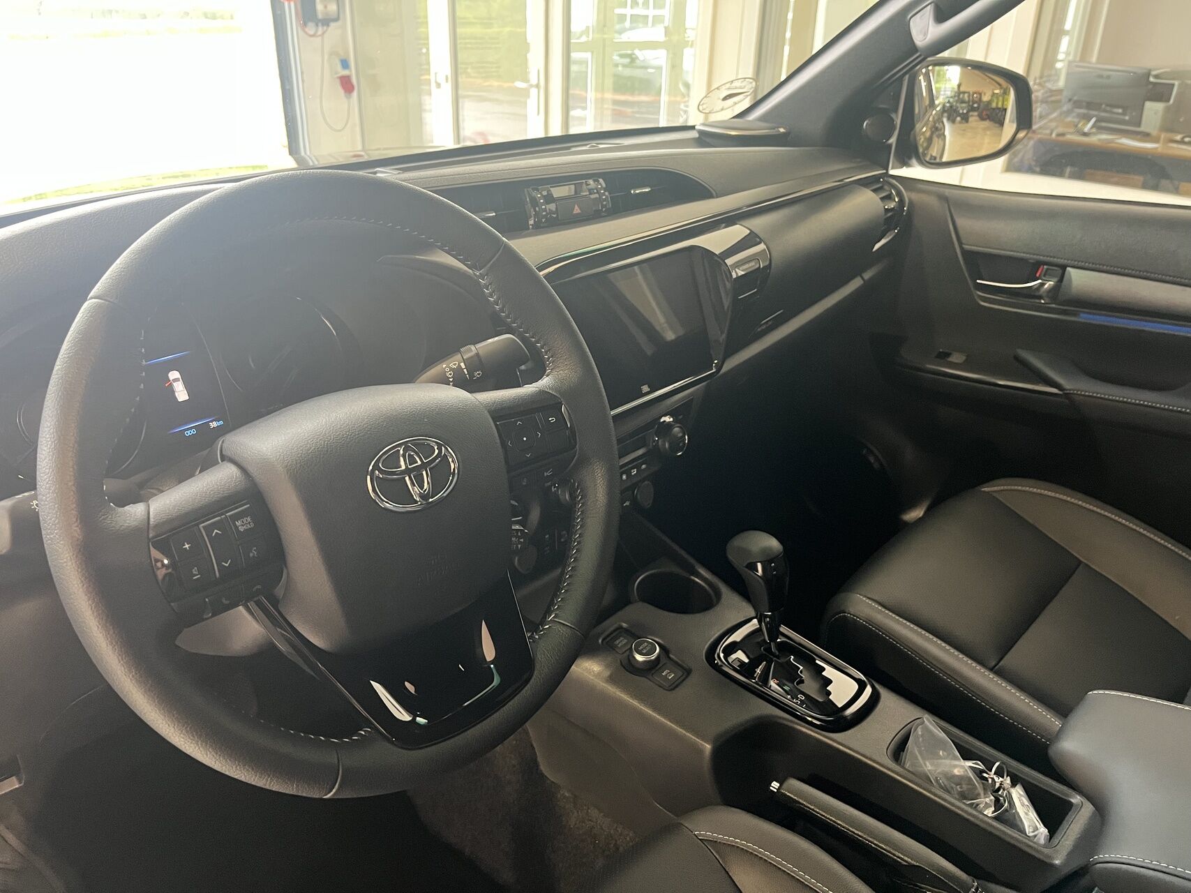 Billede af Toyota HiLux Dobb.Kab. 2,8 D-4D T4 Invincible AWD 204HK DobKab Aut.