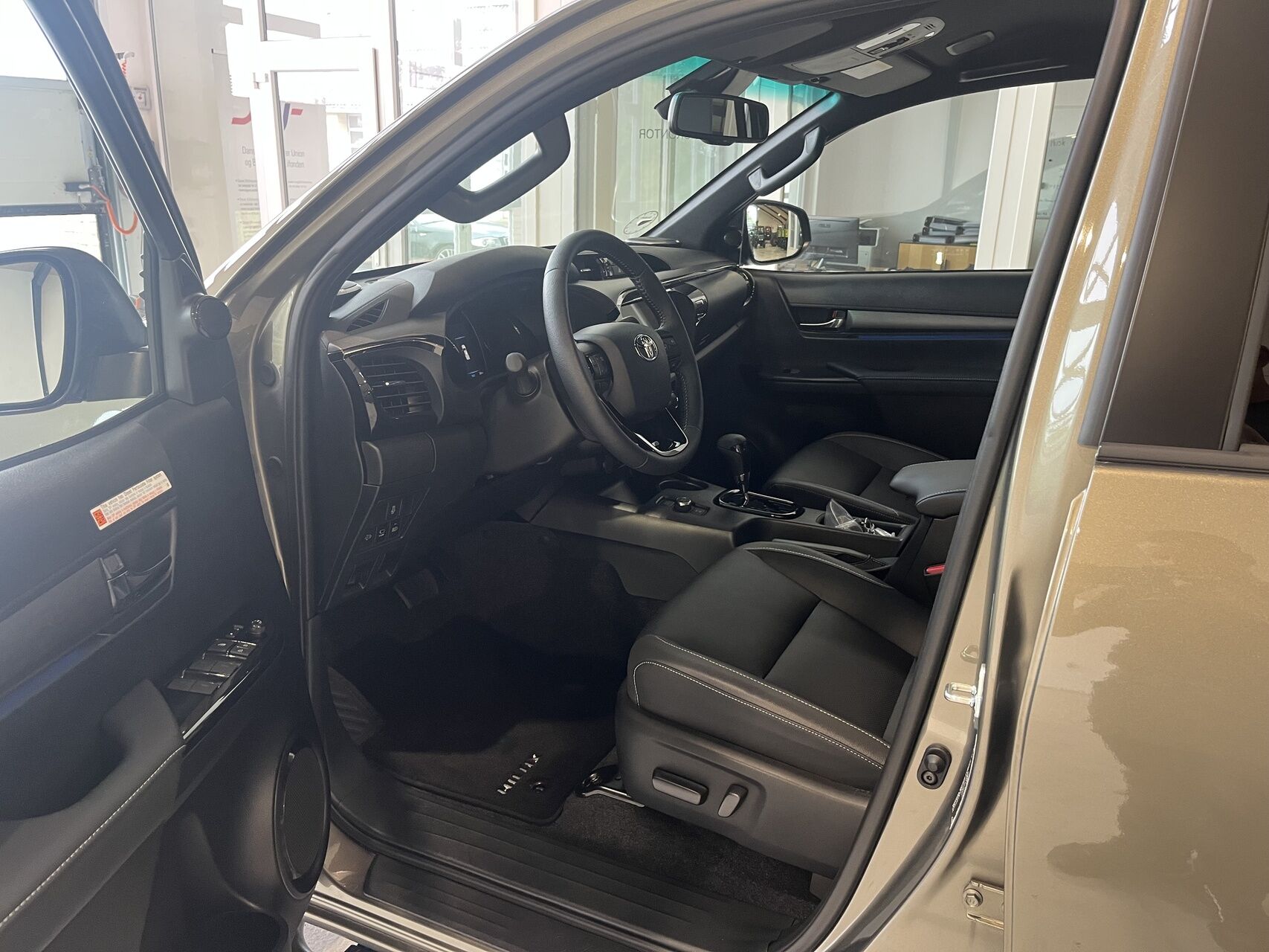 Billede af Toyota HiLux Dobb.Kab. 2,8 D-4D T4 Invincible AWD 204HK DobKab Aut.