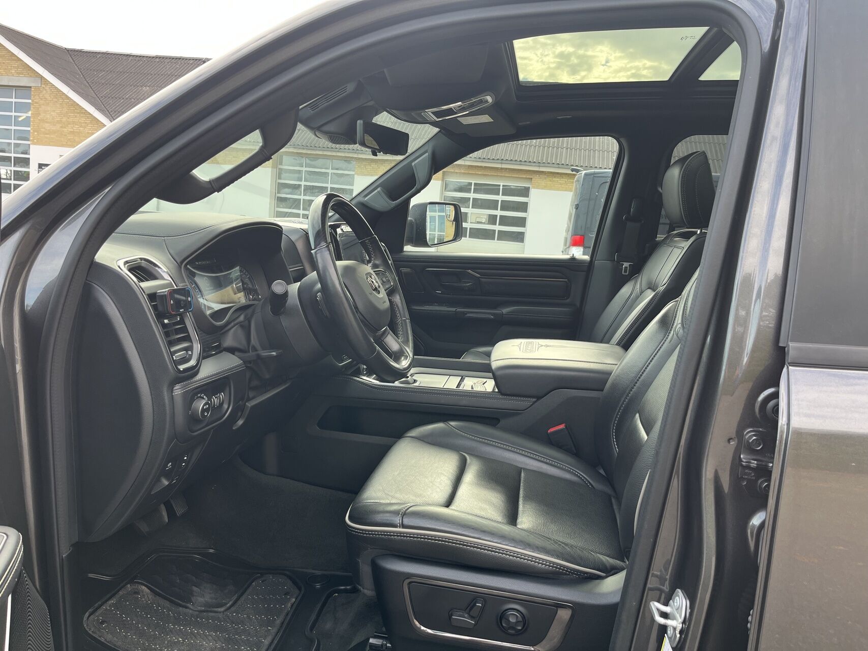Billede af Ram 1500 Crew Cab 5,7 Hemi V8 eTorque  Mild hybrid Longhorn 4x4 395HK Pick-Up 8g Aut.