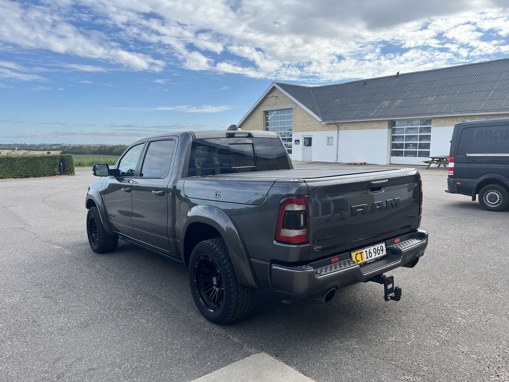 Billede af Ram 1500 Crew Cab 5,7 Hemi V8 eTorque  Mild hybrid Longhorn 4x4 395HK Pick-Up 8g Aut.