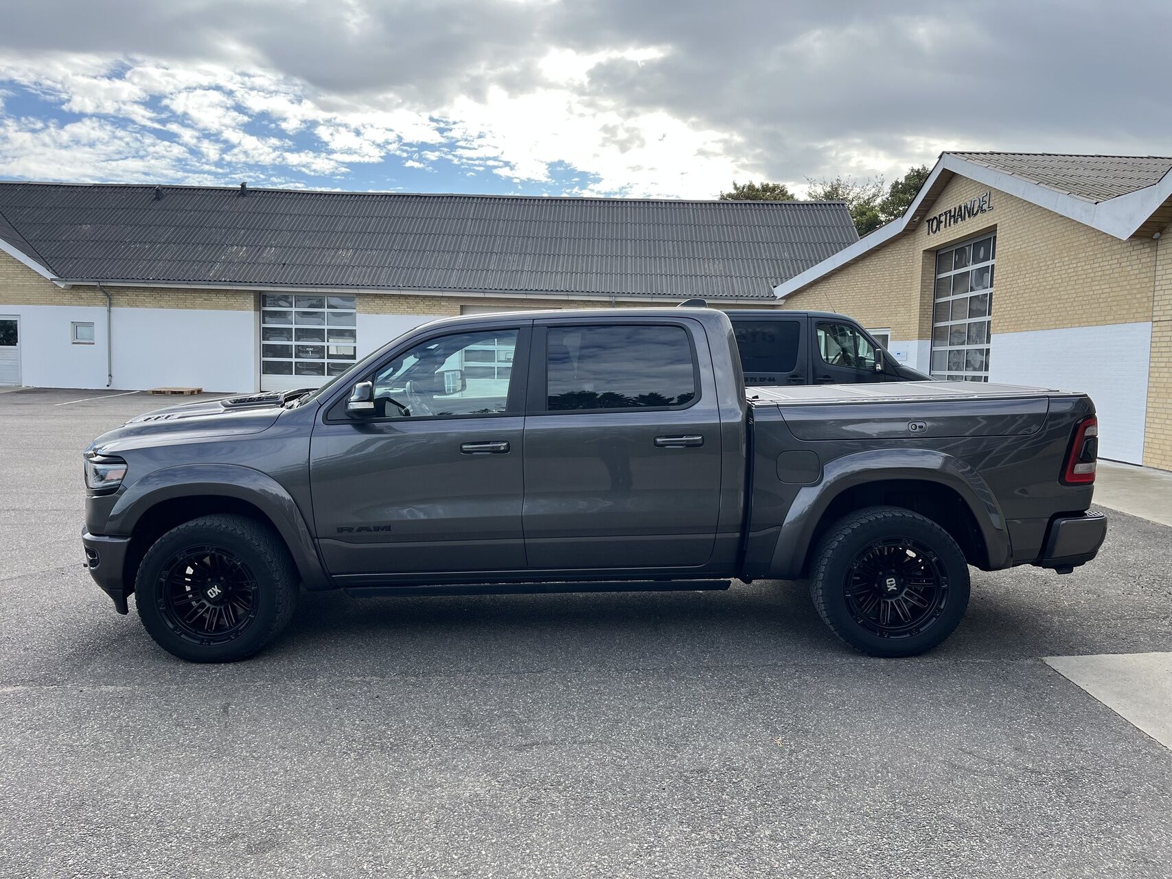 Billede af Ram 1500 Crew Cab 5,7 Hemi V8 eTorque  Mild hybrid Longhorn 4x4 395HK Pick-Up 8g Aut.