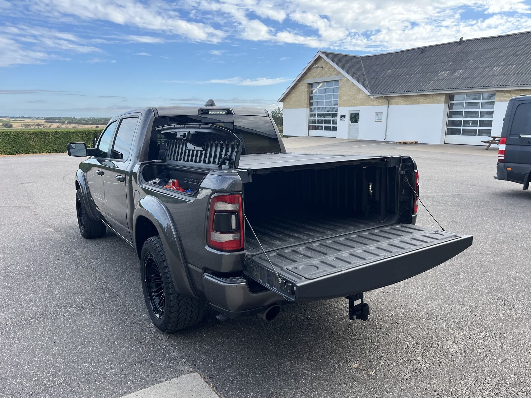 Billede af Ram 1500 Crew Cab 5,7 Hemi V8 eTorque  Mild hybrid Longhorn 4x4 395HK Pick-Up 8g Aut.