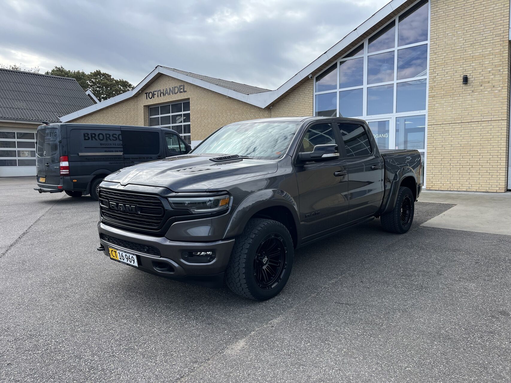 Billede af Ram 1500 Crew Cab 5,7 Hemi V8 eTorque  Mild hybrid Longhorn 4x4 395HK Pick-Up 8g Aut.