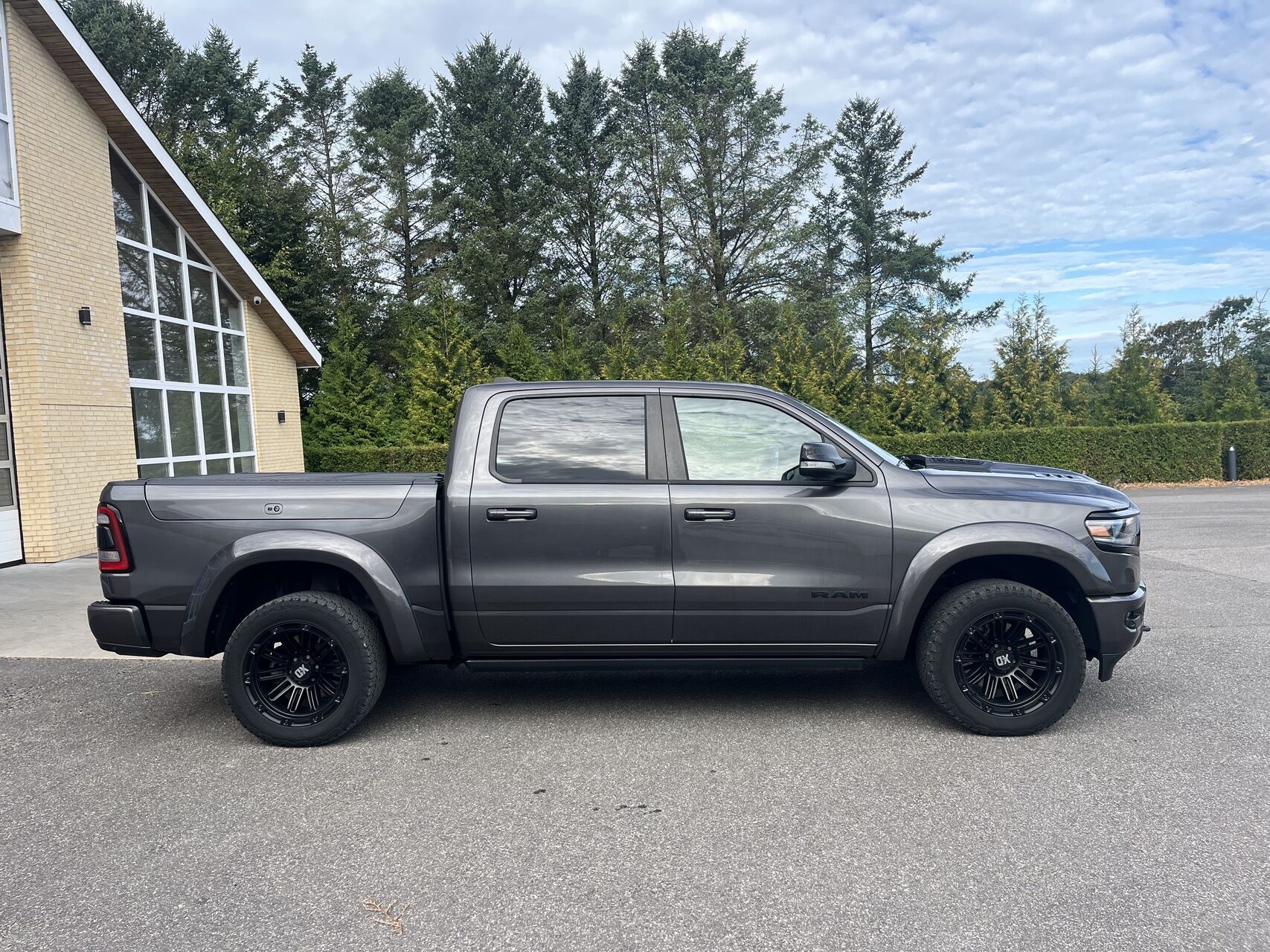 Billede af Ram 1500 Crew Cab 5,7 Hemi V8 eTorque  Mild hybrid Longhorn 4x4 395HK Pick-Up 8g Aut.