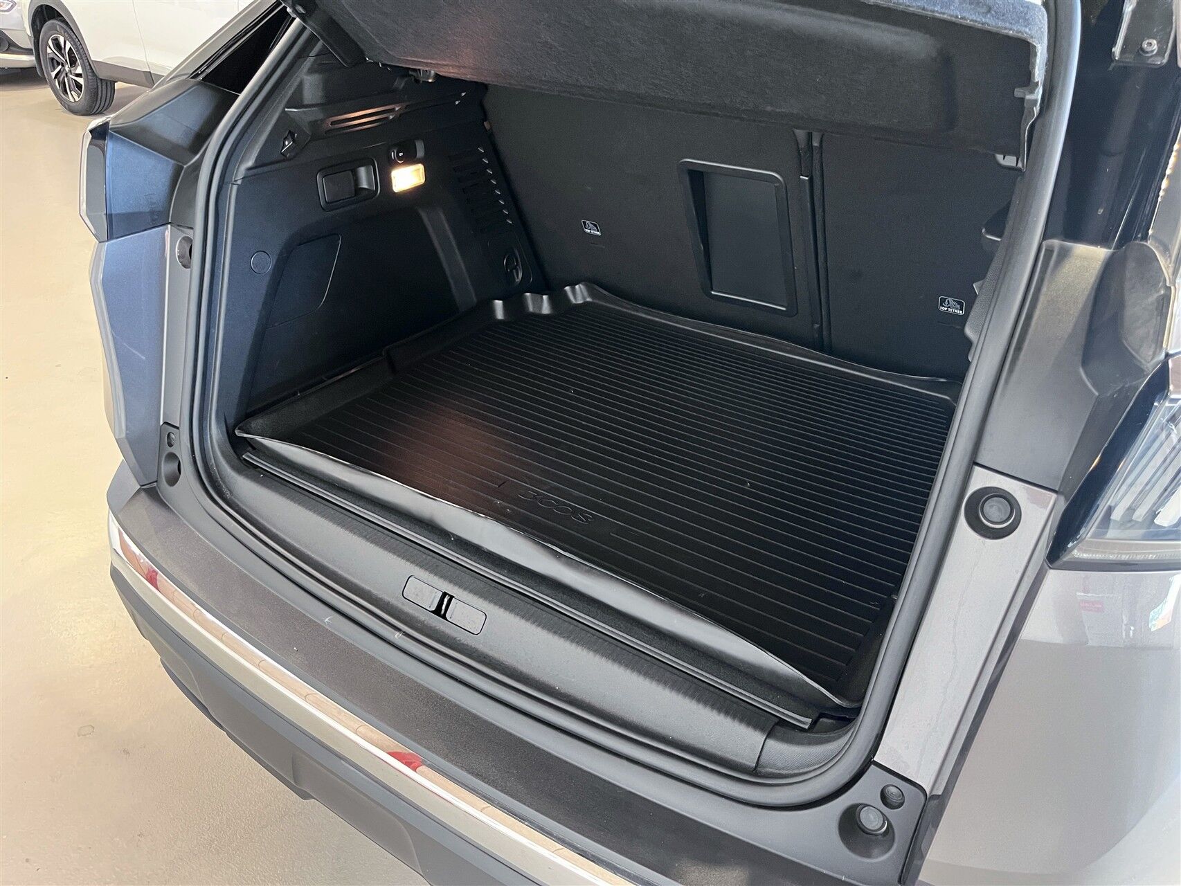 Billede af Peugeot 3008 1,6 PureTech  Plugin-hybrid Allure Pack LTD EAT8 225HK 5d 8g Aut.