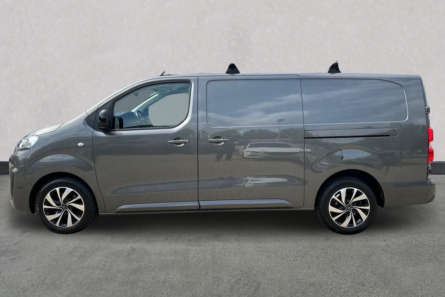 Billede af Citroën Jumpy L3 2,0 Blue HDi Artisan EAT8 177HK Van 8g Aut.