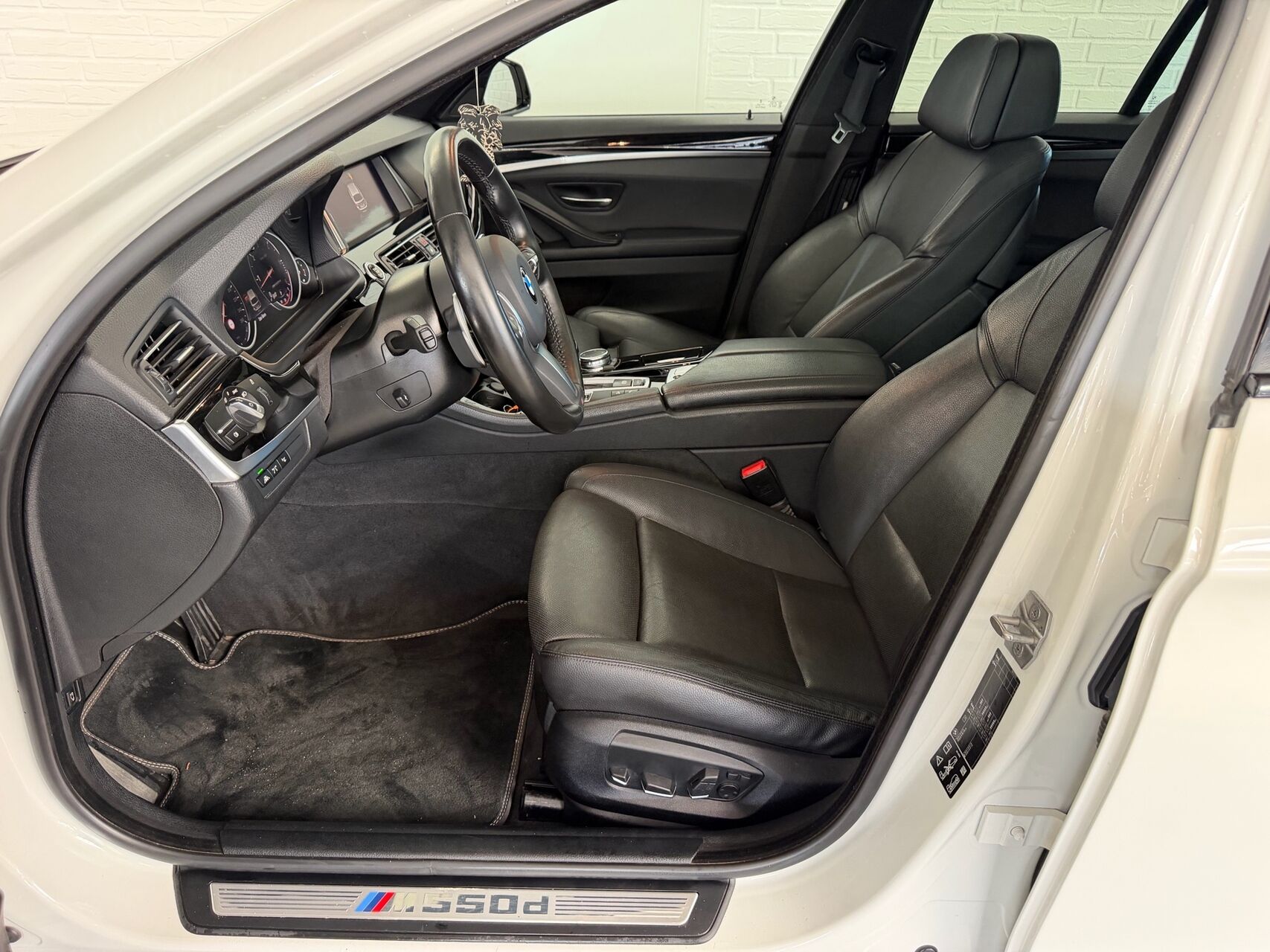 Billede af BMW M550d Touring 3,0 D 4x4 381HK Stc 8g Aut.