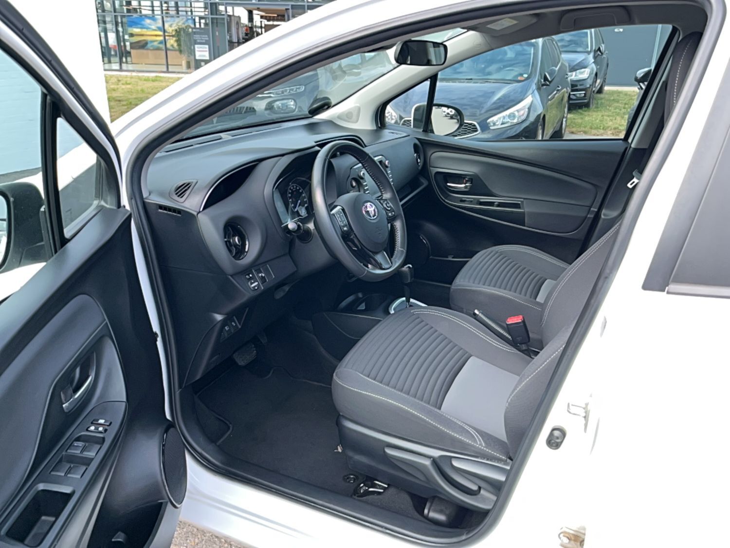 Billede af Toyota Yaris 1,5 Hybrid H2 Exclusive E-CVT 100HK 5d Trinl. Gear