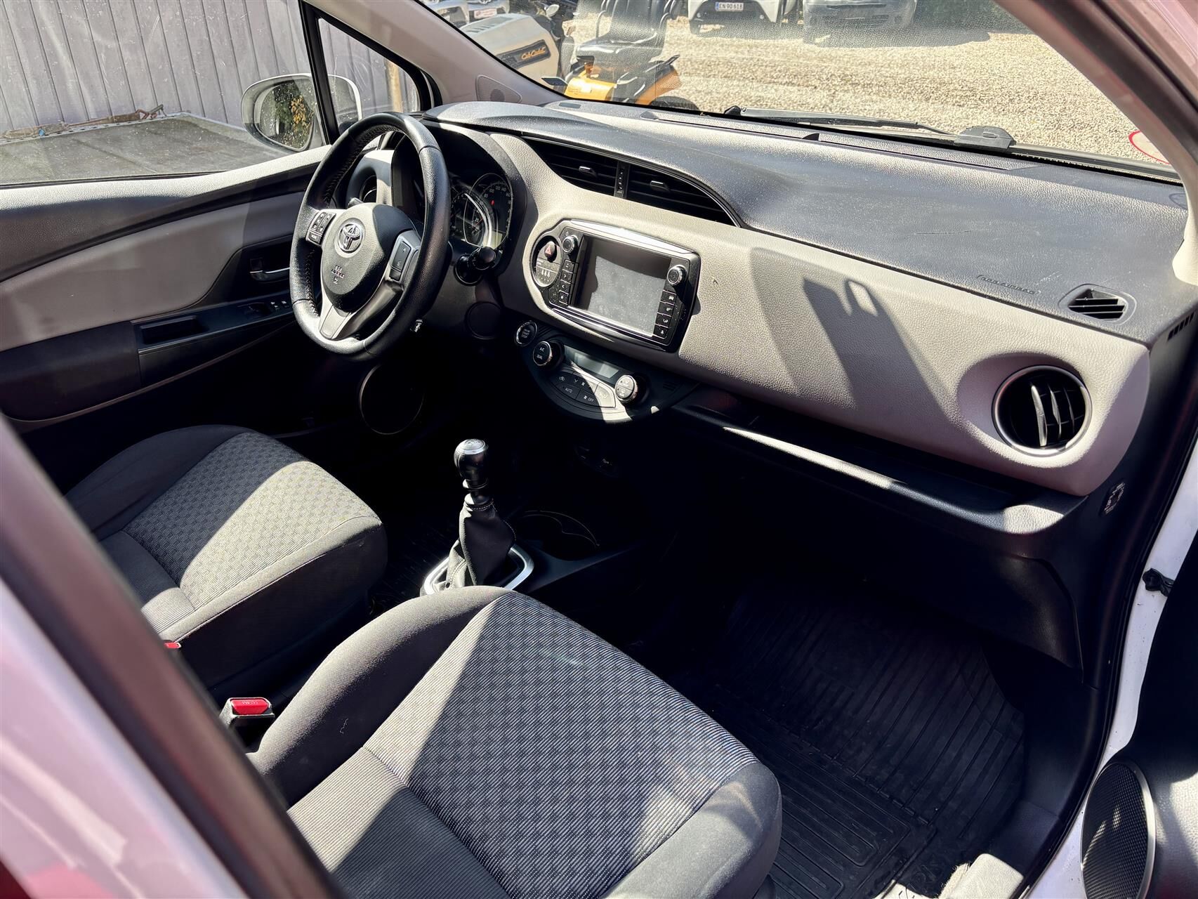 Billede af Toyota Yaris 1,3 VVT-I T2 Komfort + Skyview 100HK 5d 6g