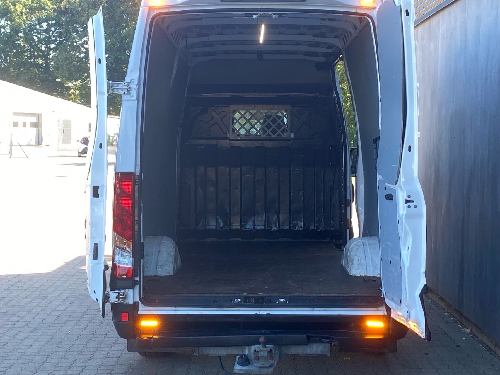 Billede af Iveco Daily 35S16 12m3 2,3 D Hi-Matic 156HK Van 8g Aut.