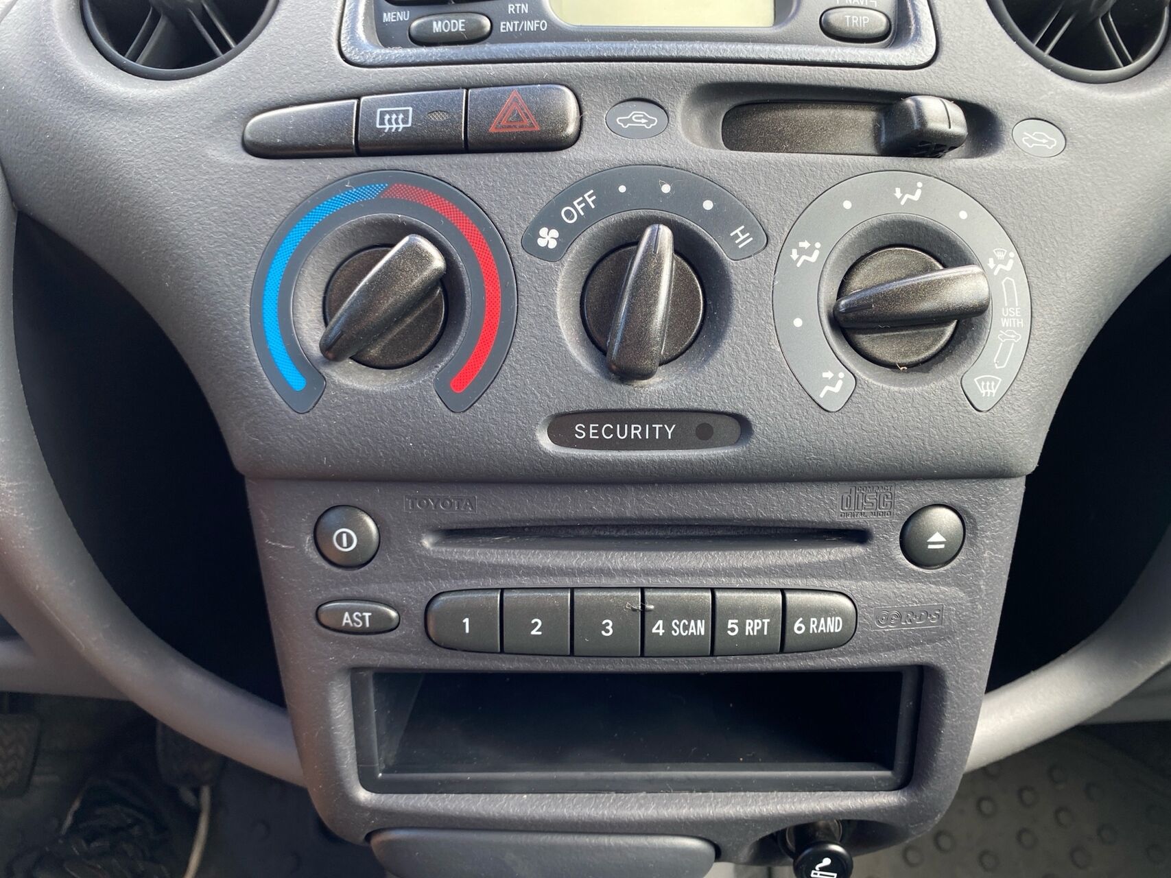 Billede af Toyota Yaris 1,0 Linea Terra 68HK 3d