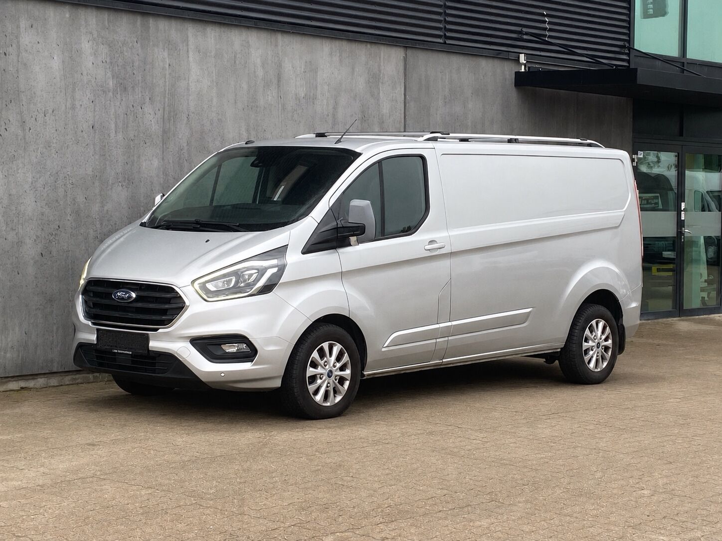 Billede af Ford Transit Custom 340 L2H1 2,0 TDCi Limited 170HK Van 6g Aut.