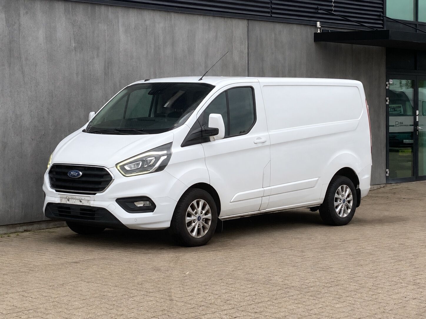 Billede af Ford Transit Custom 300 L2H1 2,0 TDCi Limited 170HK Van 6g Aut.