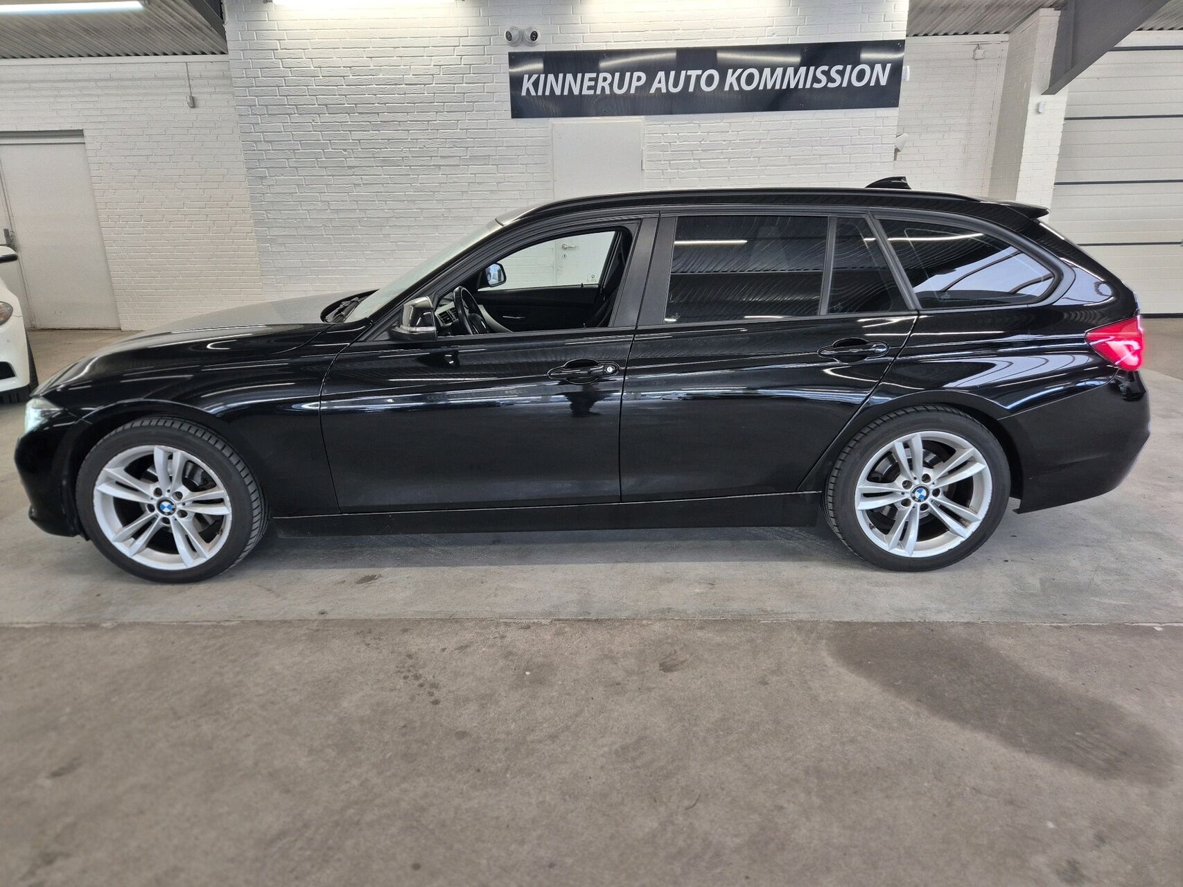 Billede af BMW 320d Touring 2,0 D Steptronic 190HK Stc 8g Aut.