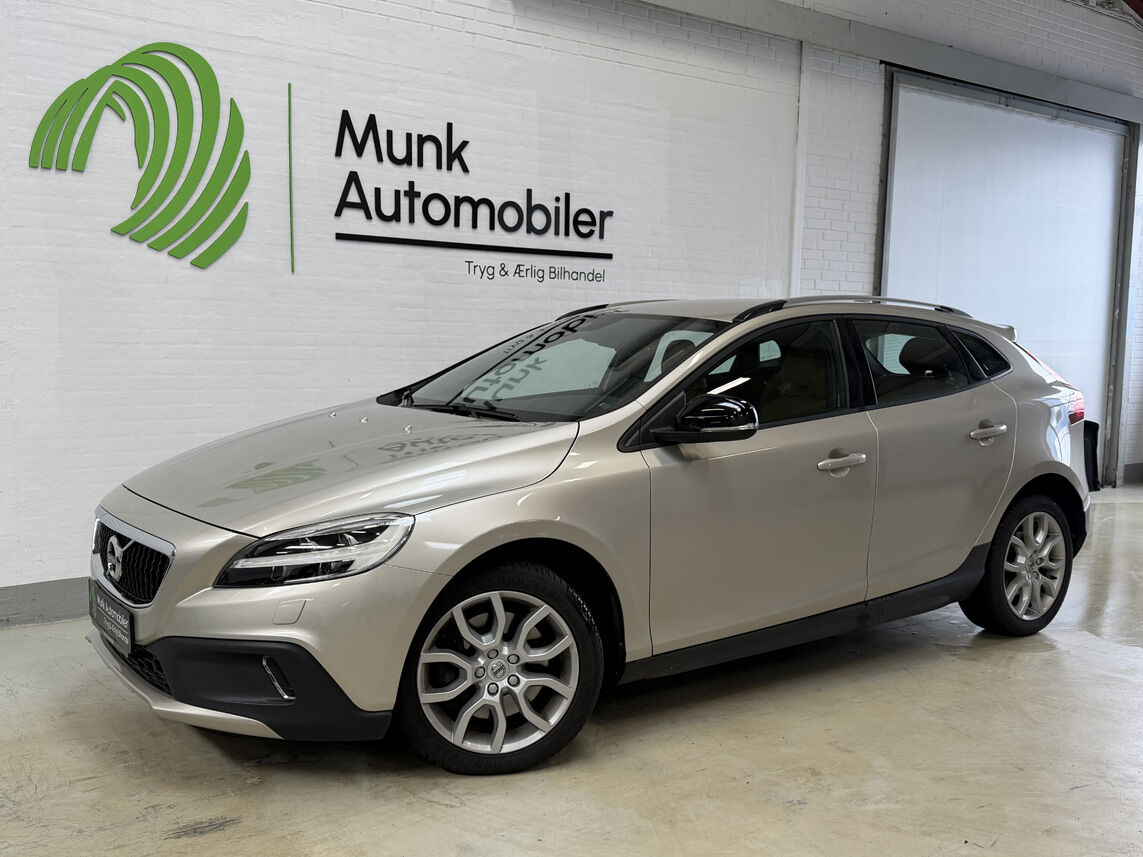 Billede af Volvo V40 Cross Country 2,0 D3 Momentum 150HK 5d 6g Aut.