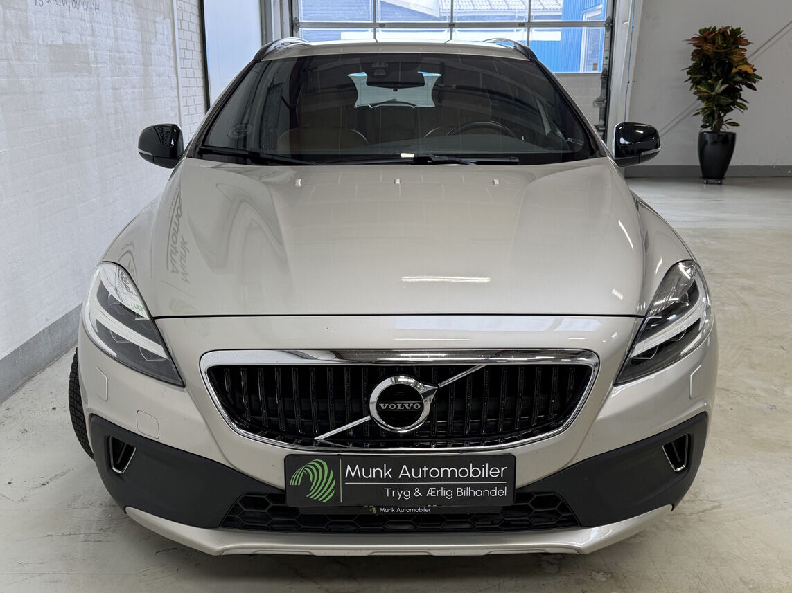Billede af Volvo V40 Cross Country 2,0 D3 Momentum 150HK 5d 6g Aut.