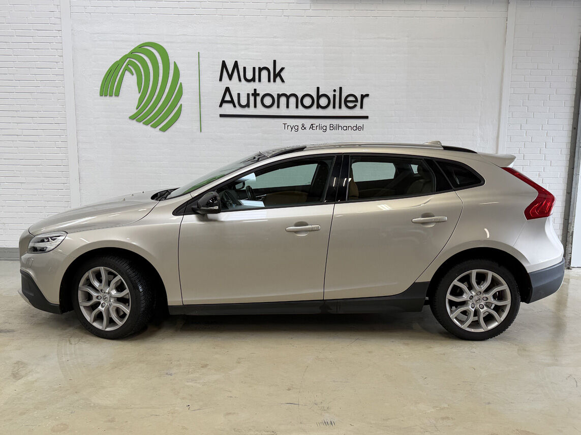 Billede af Volvo V40 Cross Country 2,0 D3 Momentum 150HK 5d 6g Aut.