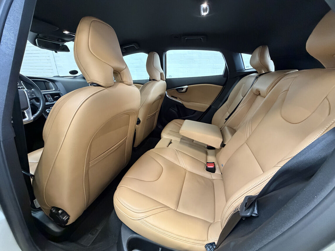 Billede af Volvo V40 Cross Country 2,0 D3 Momentum 150HK 5d 6g Aut.