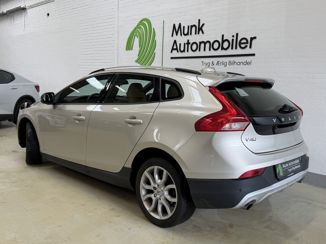 Billede af Volvo V40 Cross Country 2,0 D3 Momentum 150HK 5d 6g Aut.