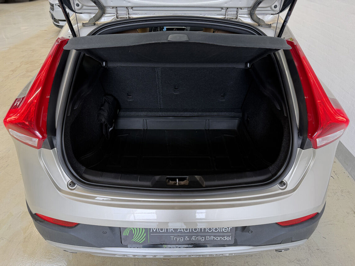 Billede af Volvo V40 Cross Country 2,0 D3 Momentum 150HK 5d 6g Aut.