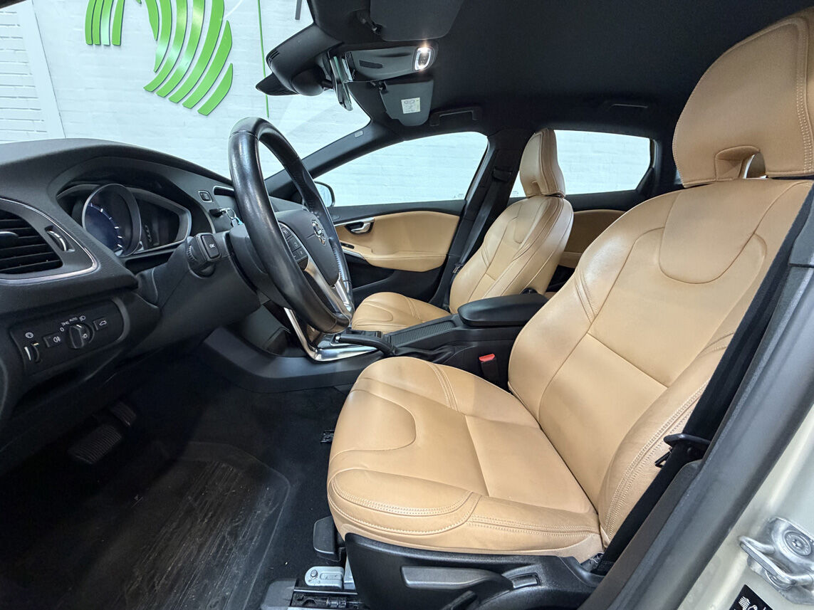 Billede af Volvo V40 Cross Country 2,0 D3 Momentum 150HK 5d 6g Aut.