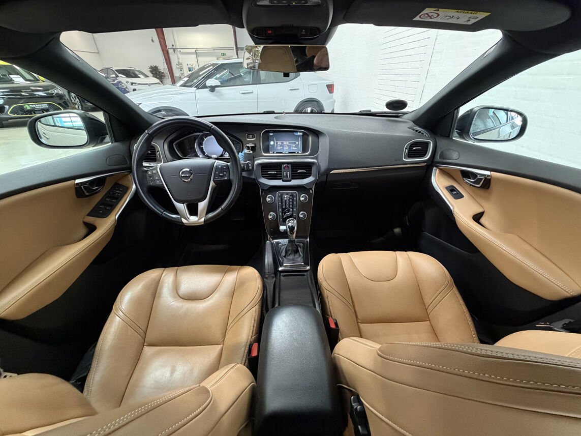 Billede af Volvo V40 Cross Country 2,0 D3 Momentum 150HK 5d 6g Aut.