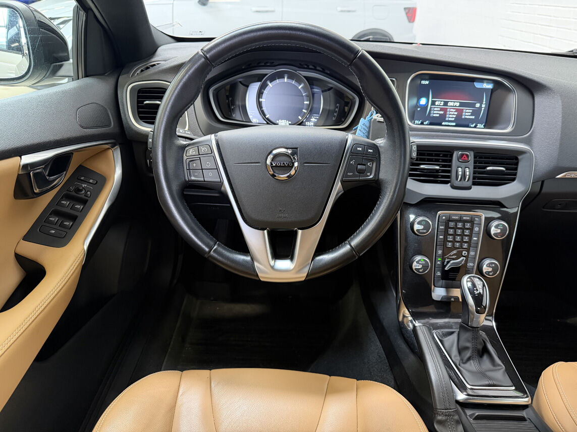 Billede af Volvo V40 Cross Country 2,0 D3 Momentum 150HK 5d 6g Aut.