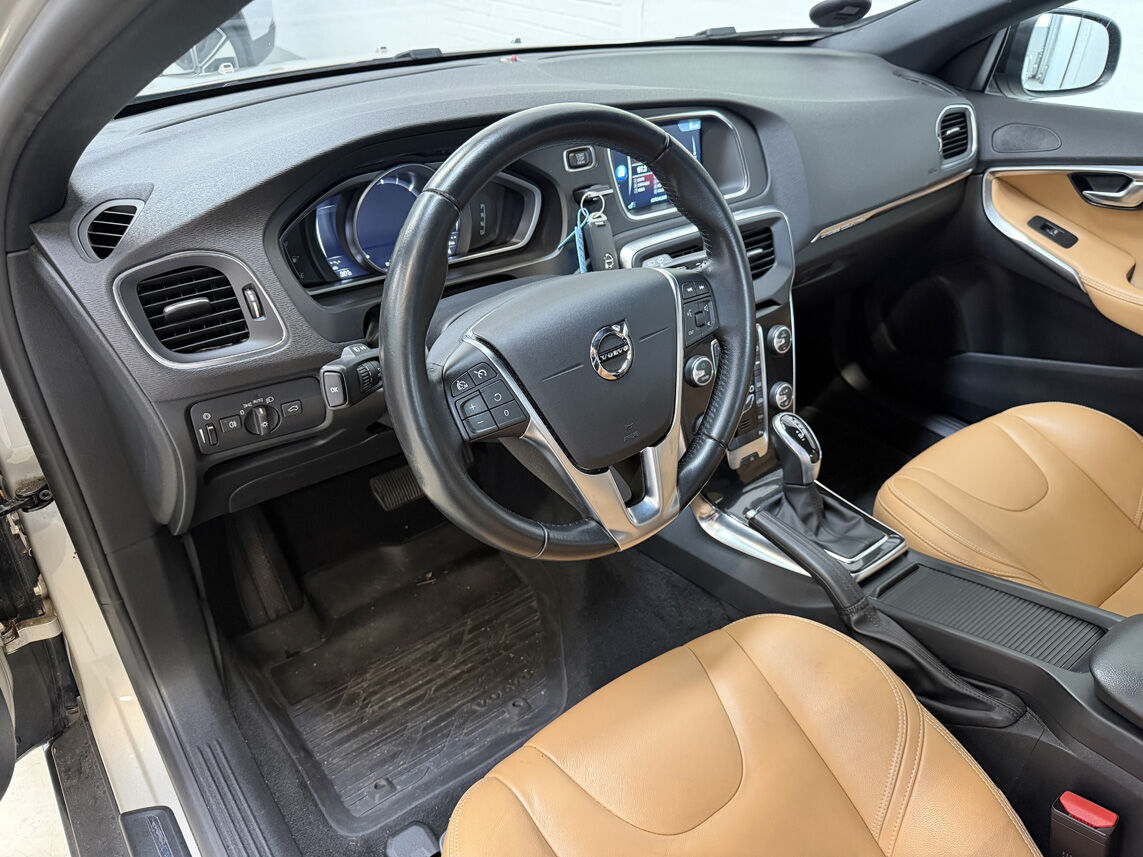 Billede af Volvo V40 Cross Country 2,0 D3 Momentum 150HK 5d 6g Aut.