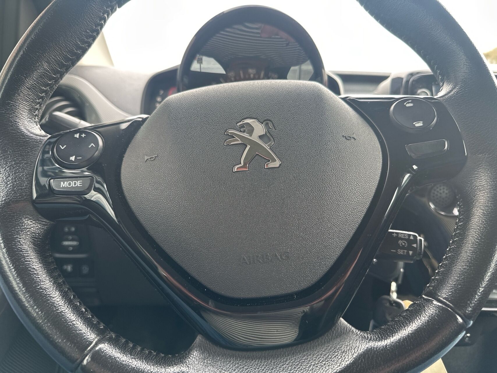 Billede af Peugeot 108 1,0 e-Vti Infinity M 72HK 5d