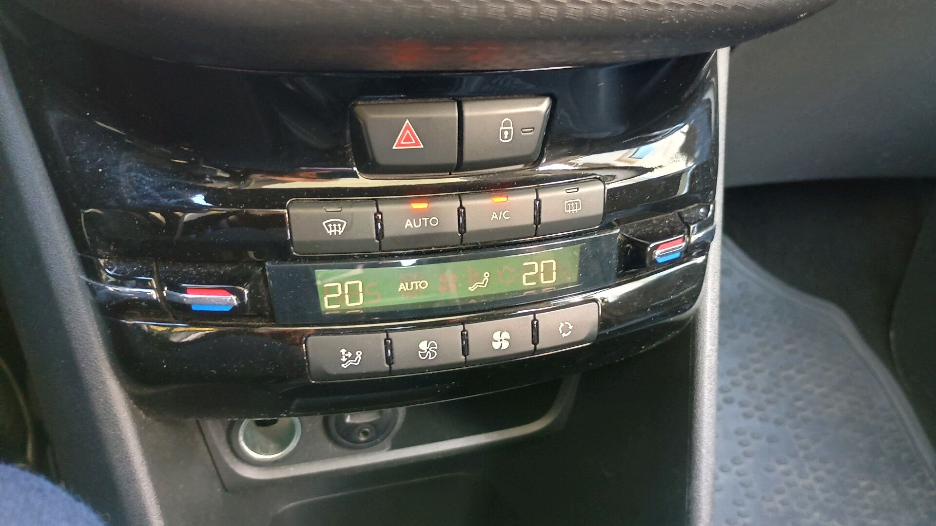 Billede af Peugeot 2008 1,6 BlueHDi Selection Sky 100HK 5d