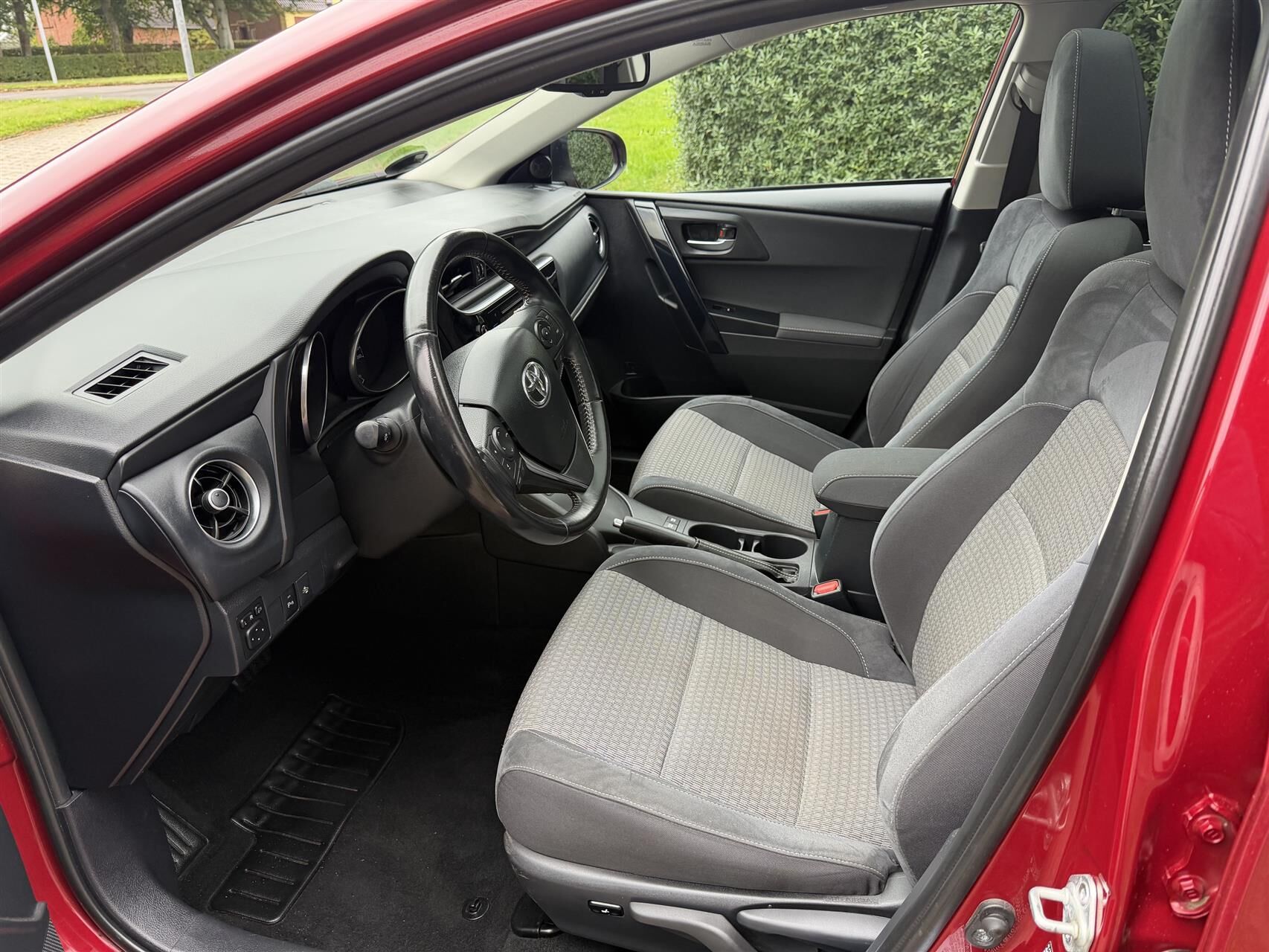 Billede af Toyota Auris Touring Sports 1,8 Hybrid Spirit 136HK Stc Aut.