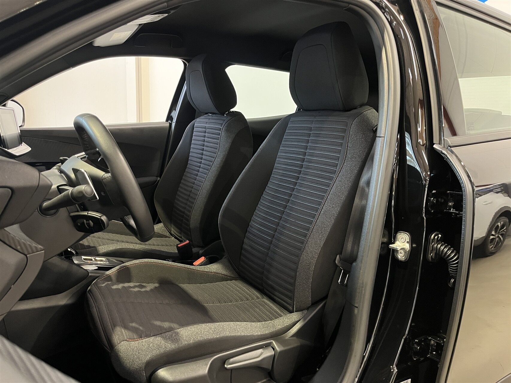 Billede af Peugeot 2008 1,2 PureTech Vision Pack EAT8 130HK 5d 8g Aut.