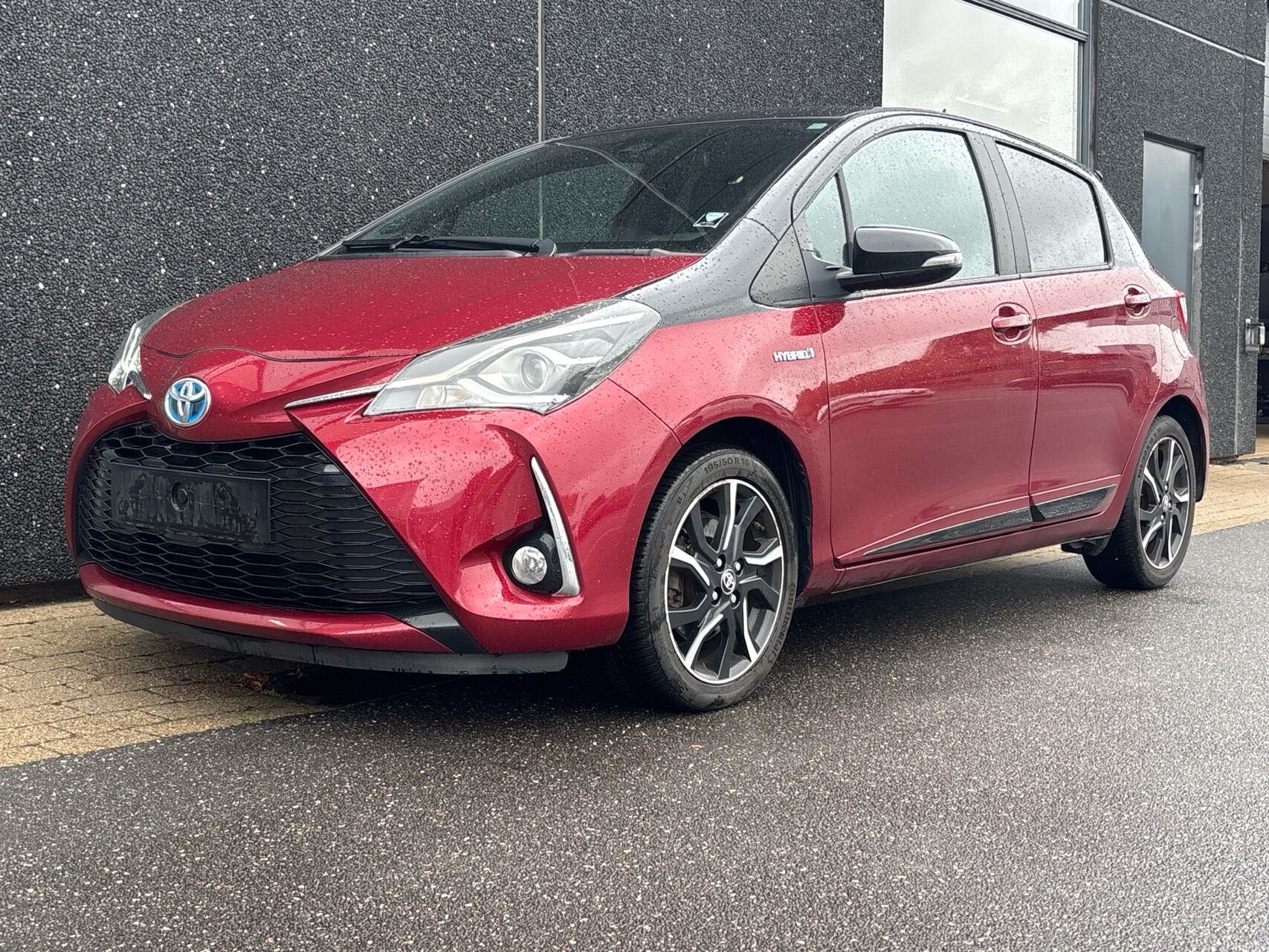 Billede af Toyota Yaris 1,5 Hybrid Flavour RØD E-CVT 100HK 5d Trinl. Gear