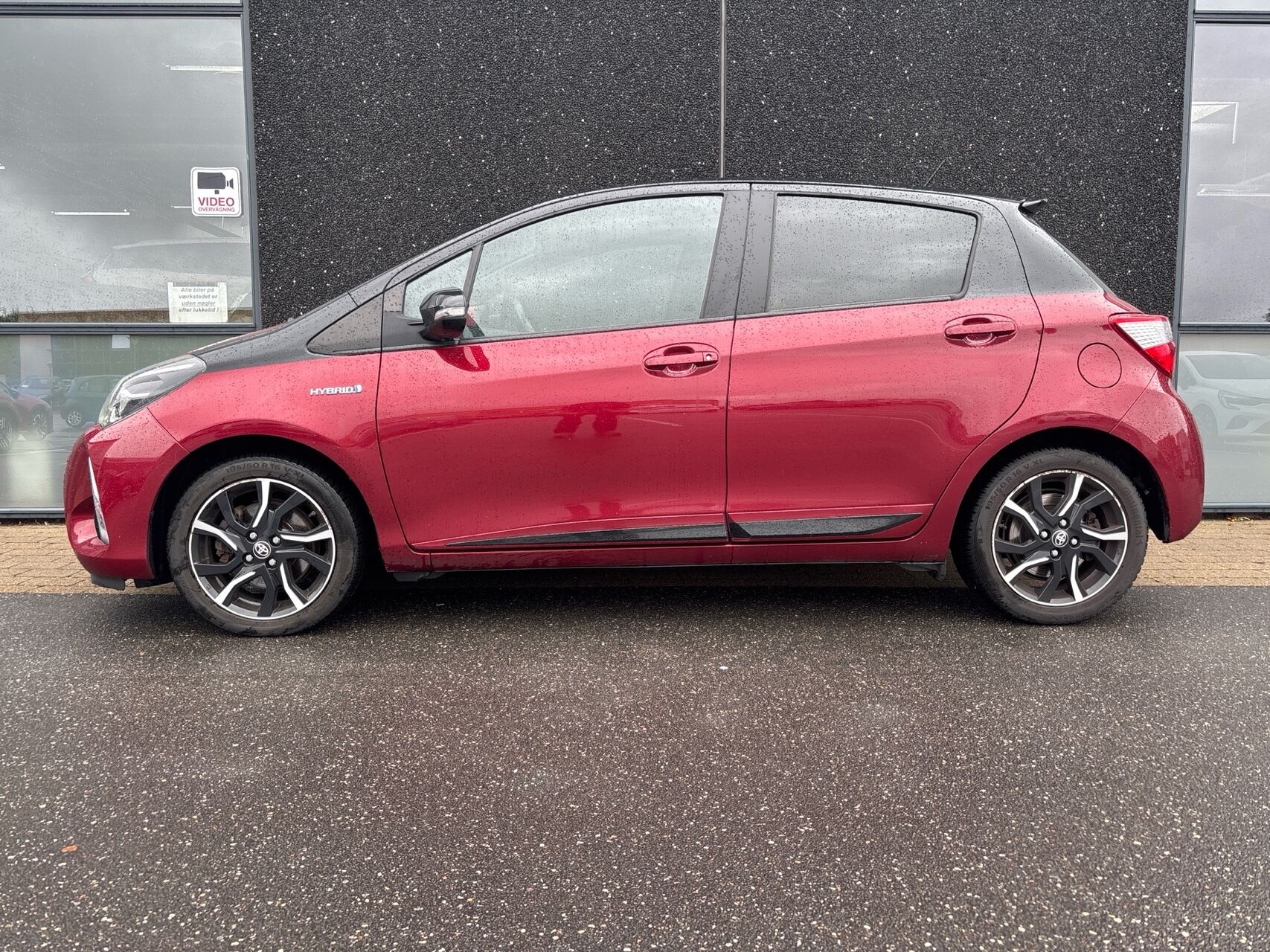 Billede af Toyota Yaris 1,5 Hybrid Flavour RØD E-CVT 100HK 5d Trinl. Gear