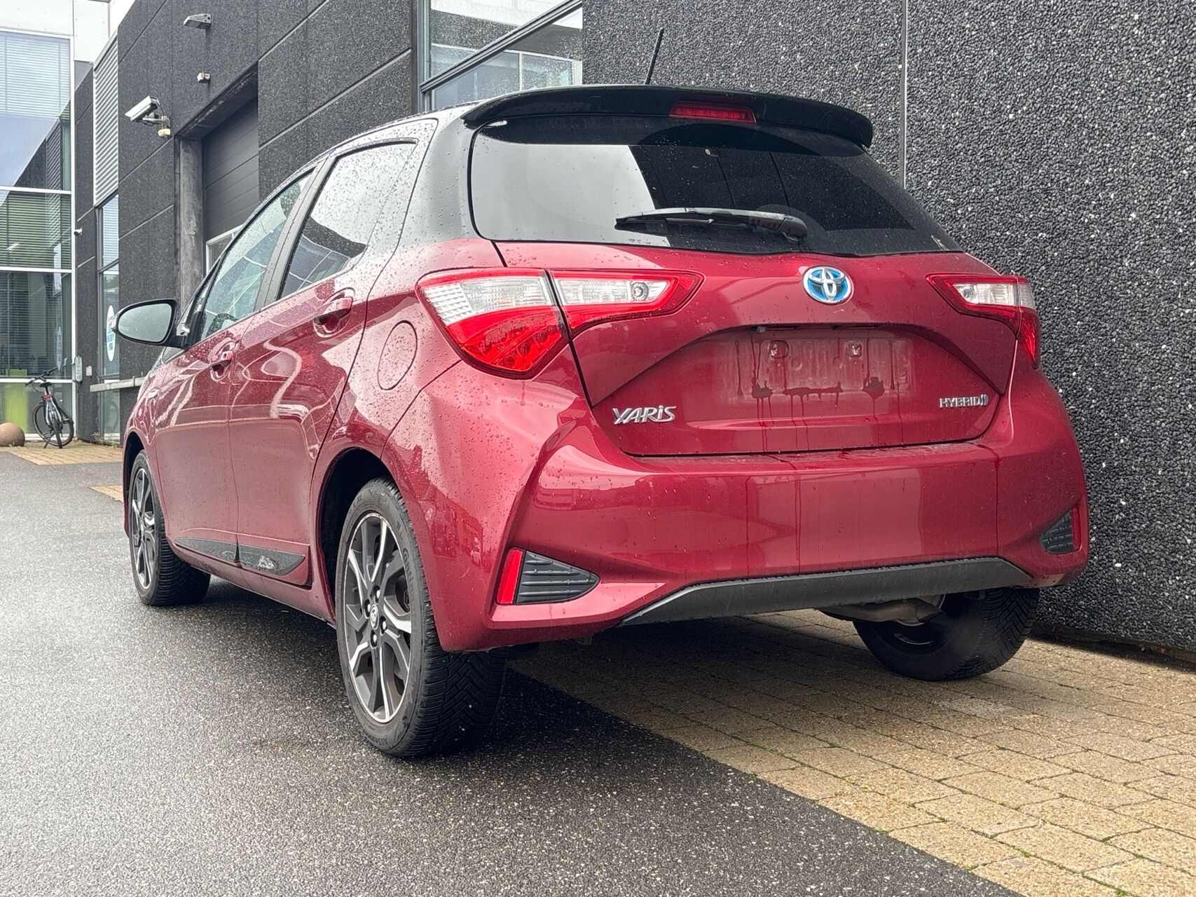Billede af Toyota Yaris 1,5 Hybrid Flavour RØD E-CVT 100HK 5d Trinl. Gear