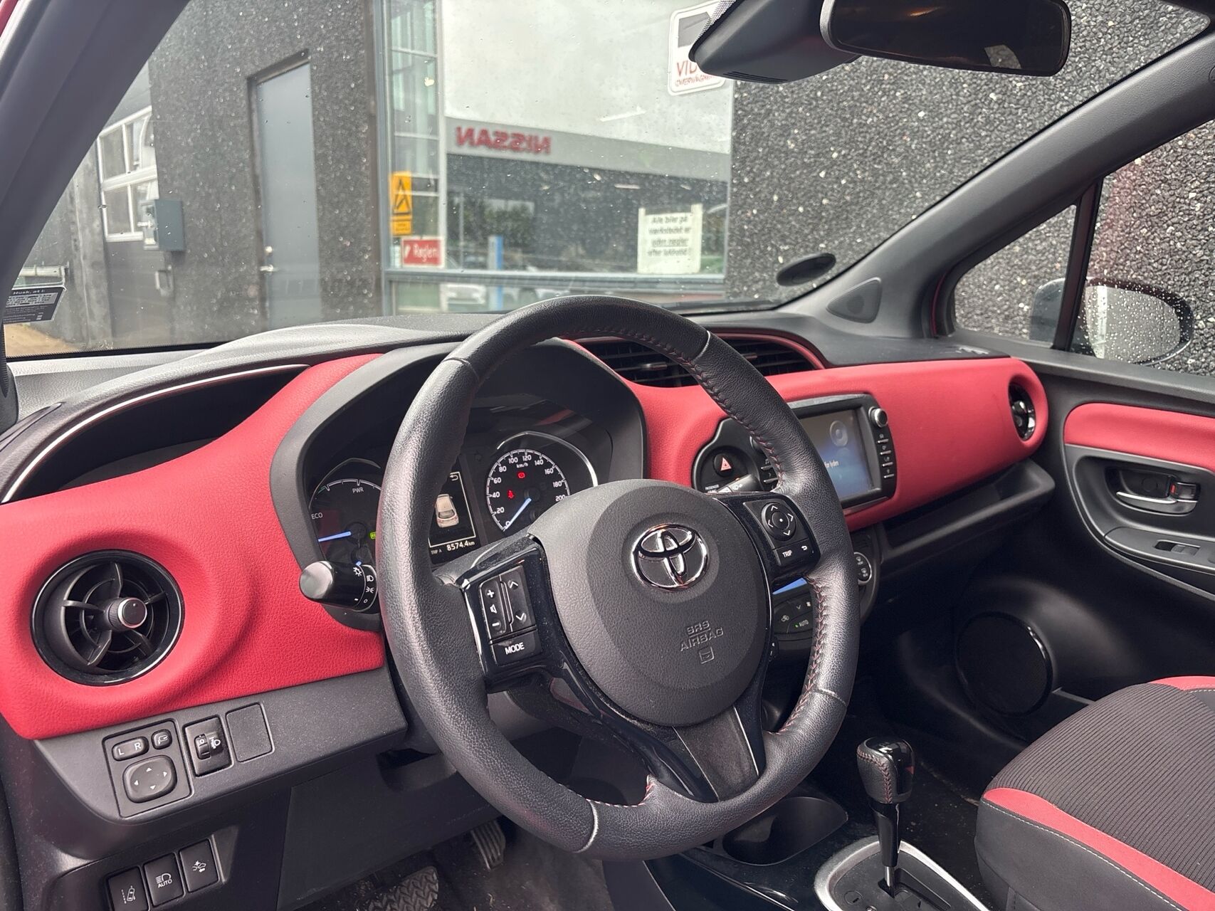 Billede af Toyota Yaris 1,5 Hybrid Flavour RØD E-CVT 100HK 5d Trinl. Gear