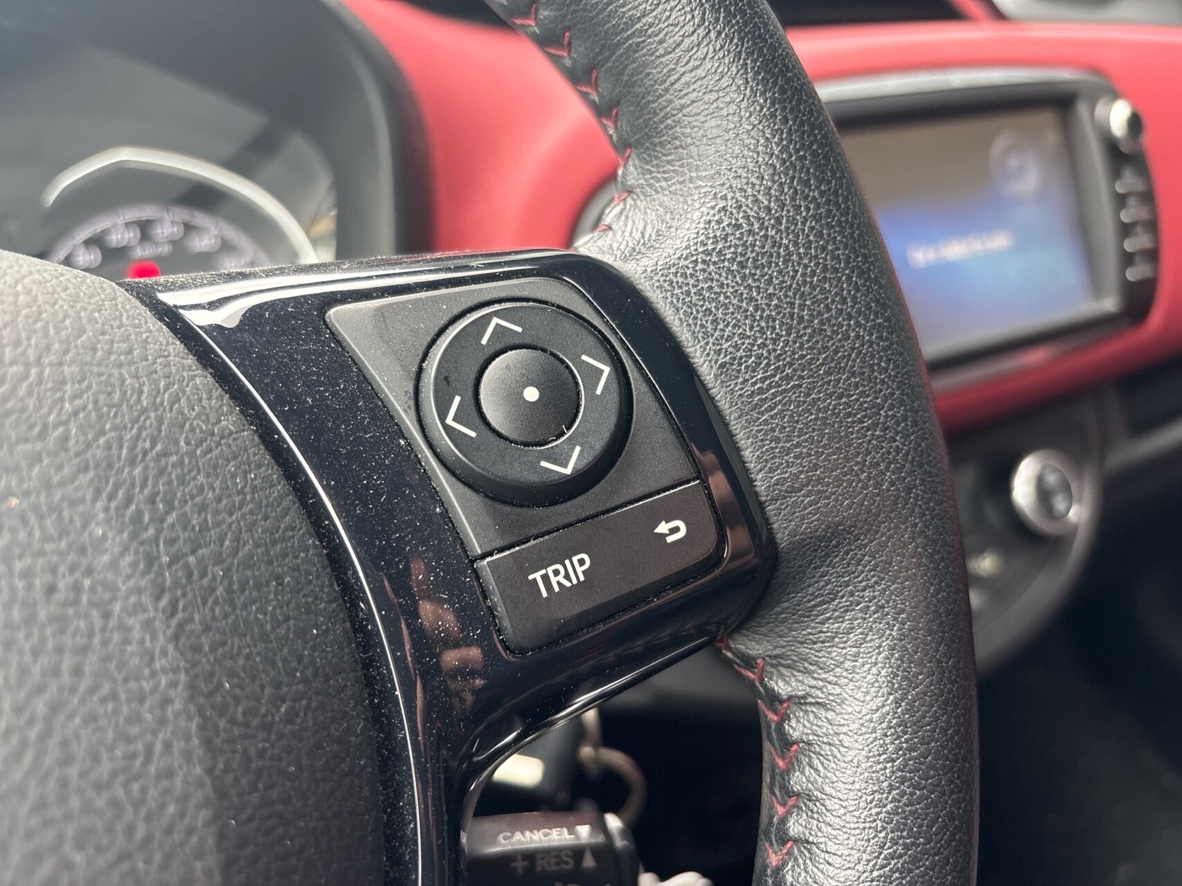 Billede af Toyota Yaris 1,5 Hybrid Flavour RØD E-CVT 100HK 5d Trinl. Gear