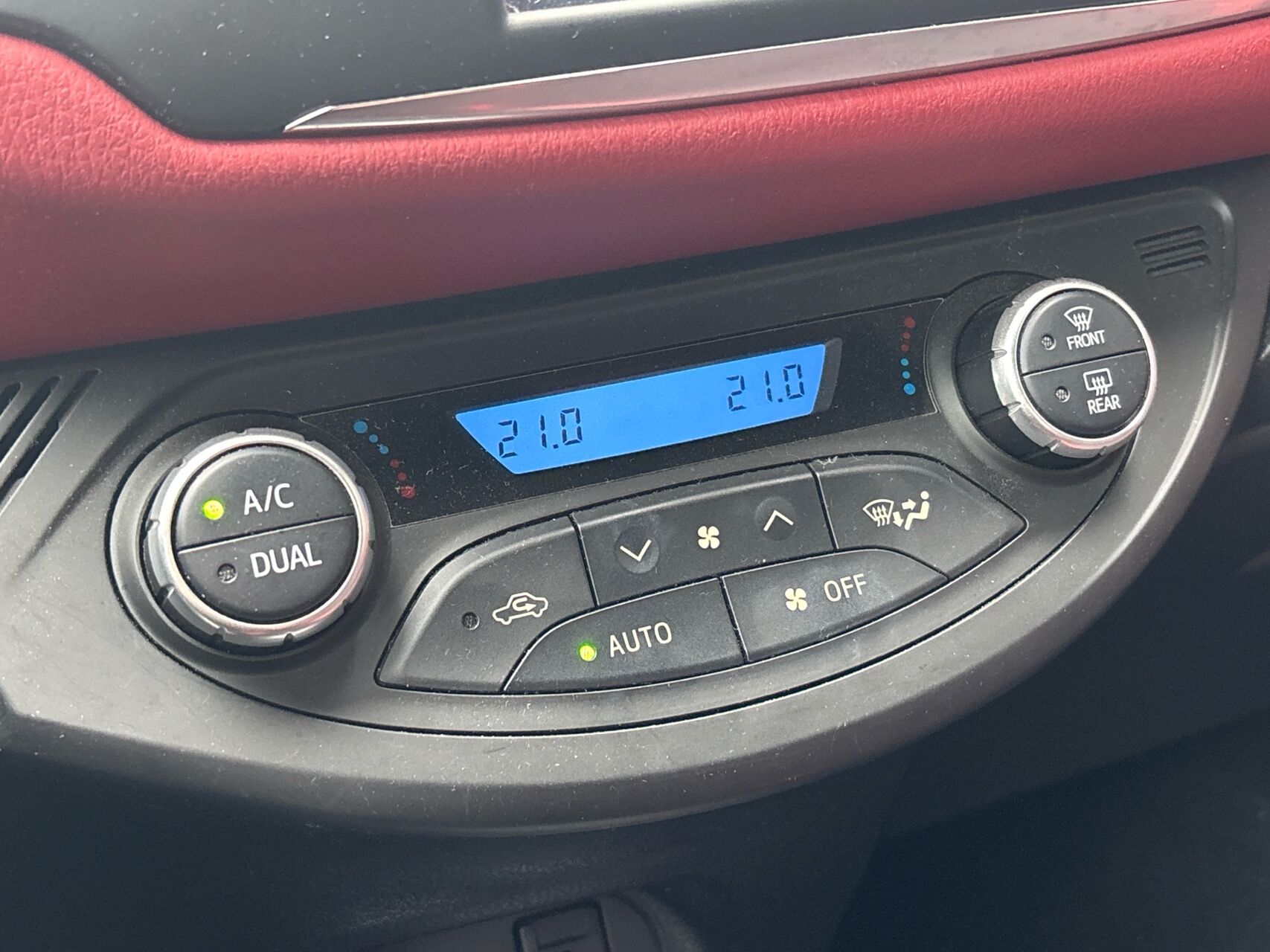 Billede af Toyota Yaris 1,5 Hybrid Flavour RØD E-CVT 100HK 5d Trinl. Gear