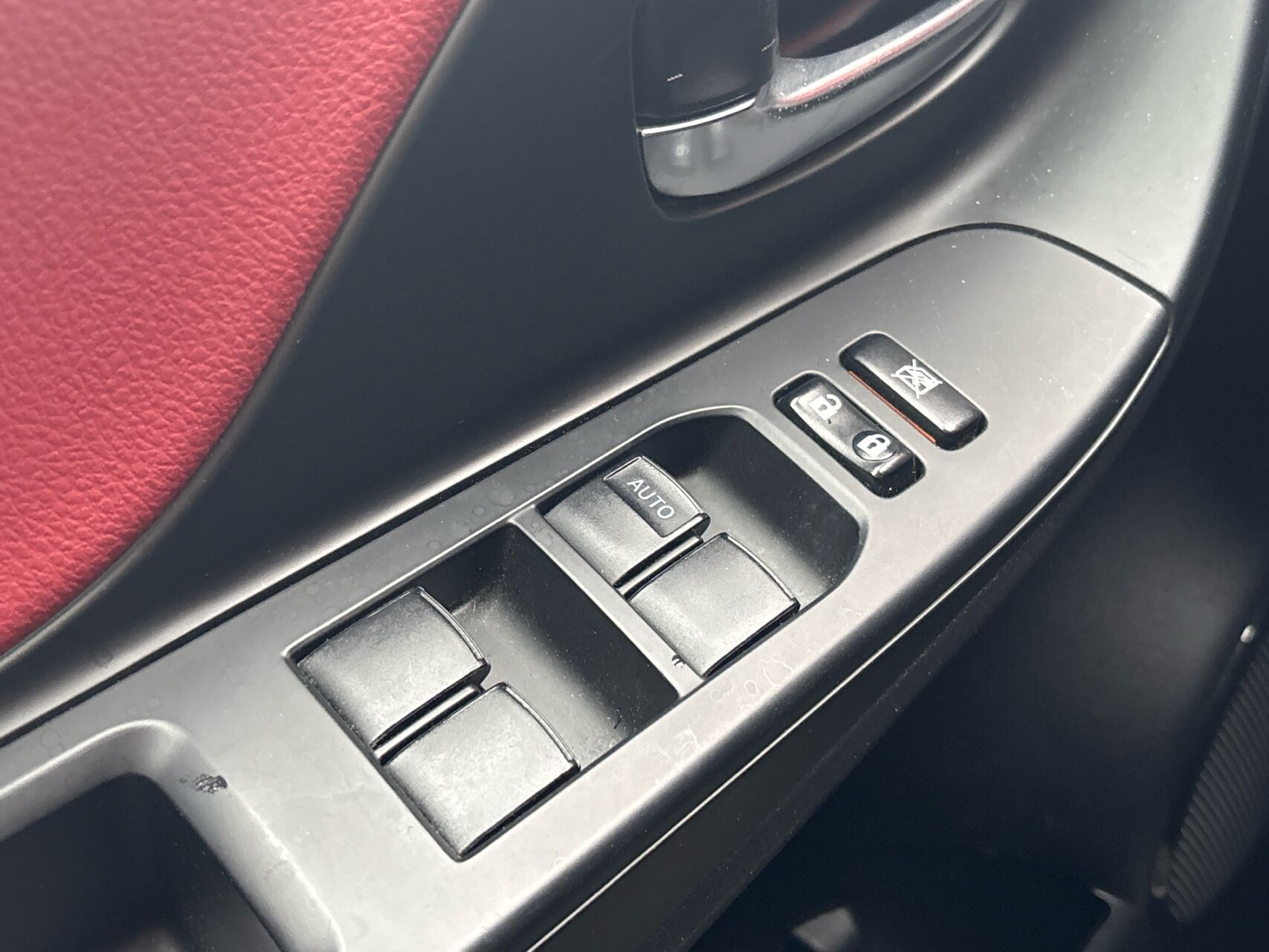 Billede af Toyota Yaris 1,5 Hybrid Flavour RØD E-CVT 100HK 5d Trinl. Gear