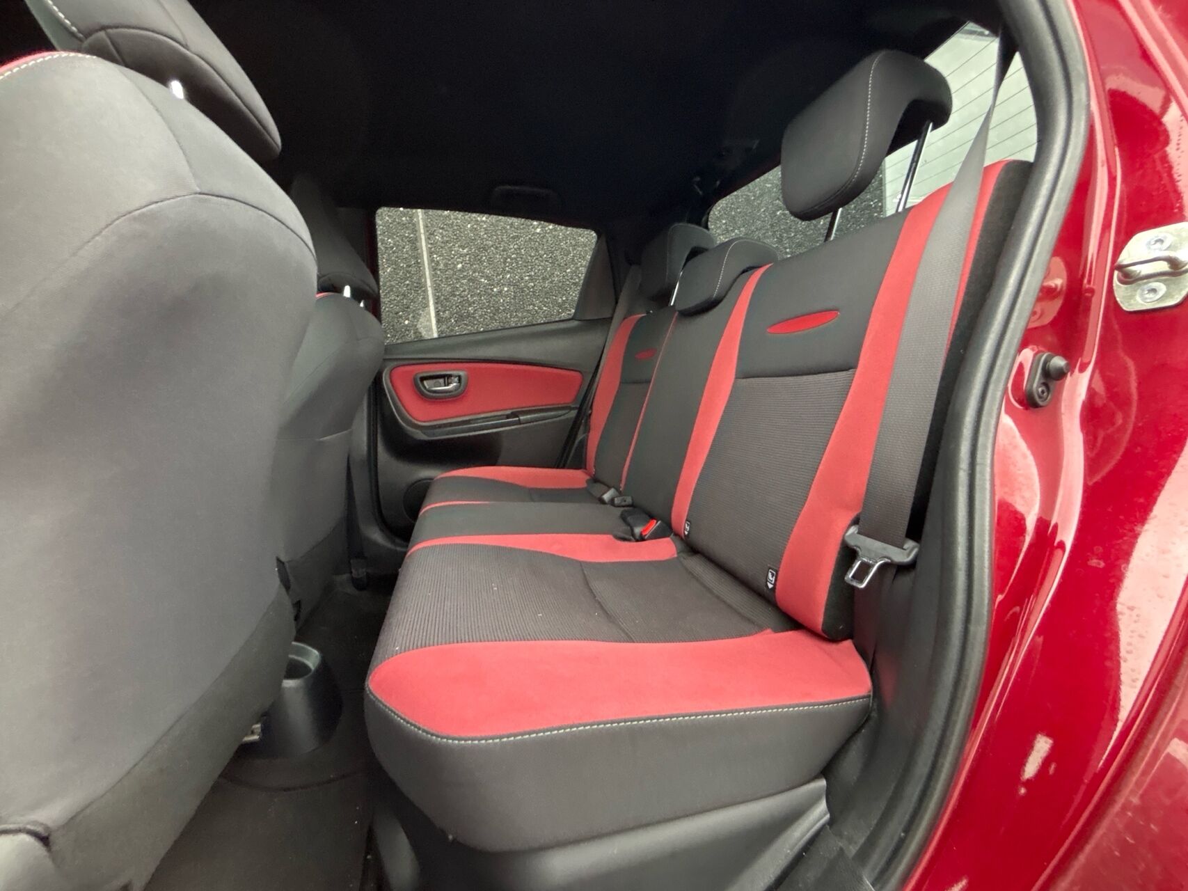 Billede af Toyota Yaris 1,5 Hybrid Flavour RØD E-CVT 100HK 5d Trinl. Gear