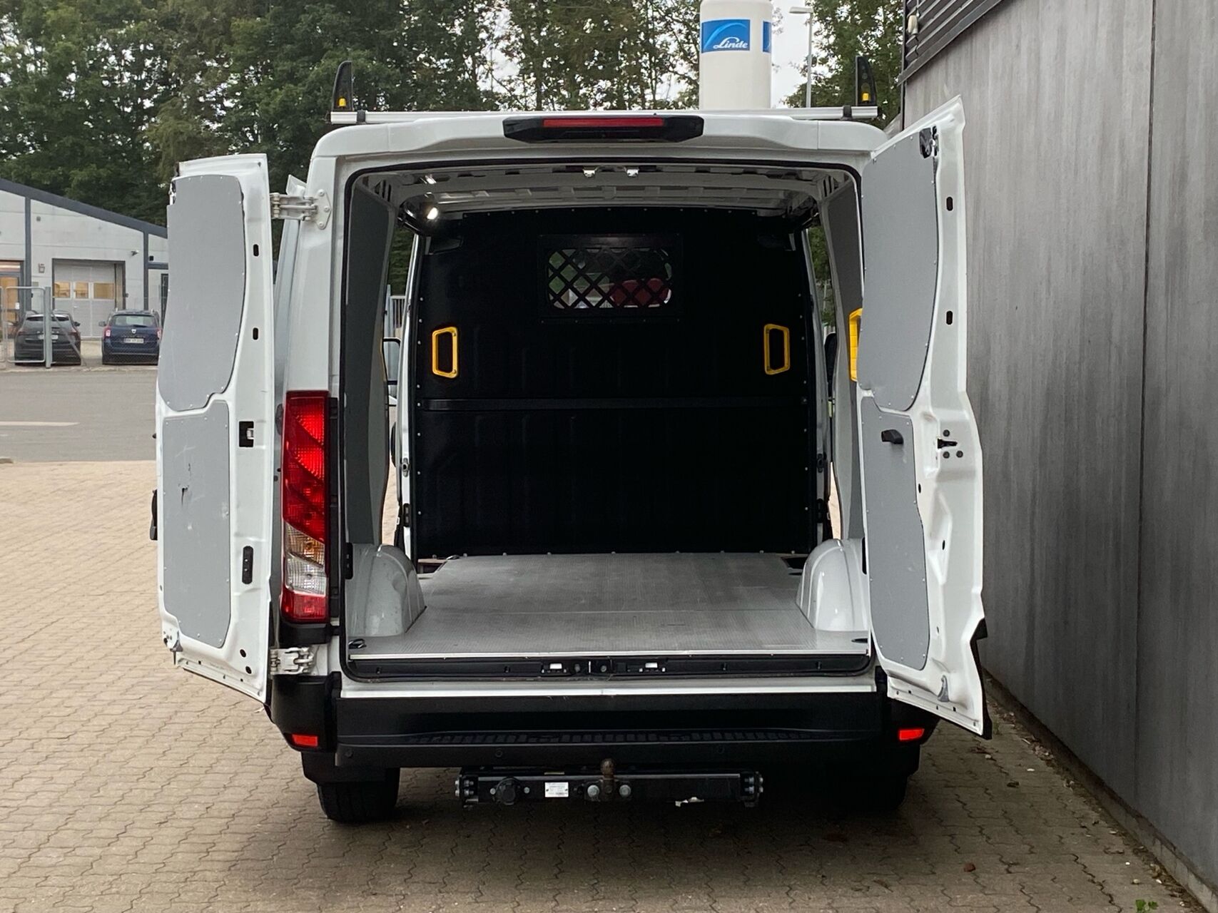 Billede af Iveco Daily 35C18 9m3 3,0 D Hi-Matic 176HK Van 8g Aut.