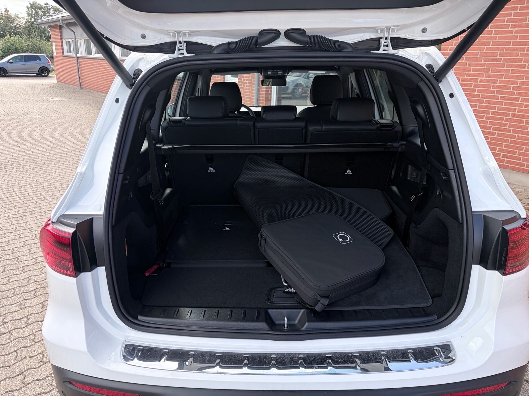 Billede af Mercedes-Benz EQB 300 EL Progressive 7 pers. 4Matic 228HK 5d Aut.