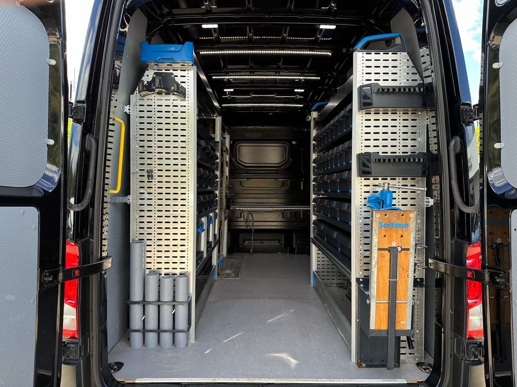 Billede af VW Crafter 35 L3H3 2,0 TDI SCR 177HK Van Aut.
