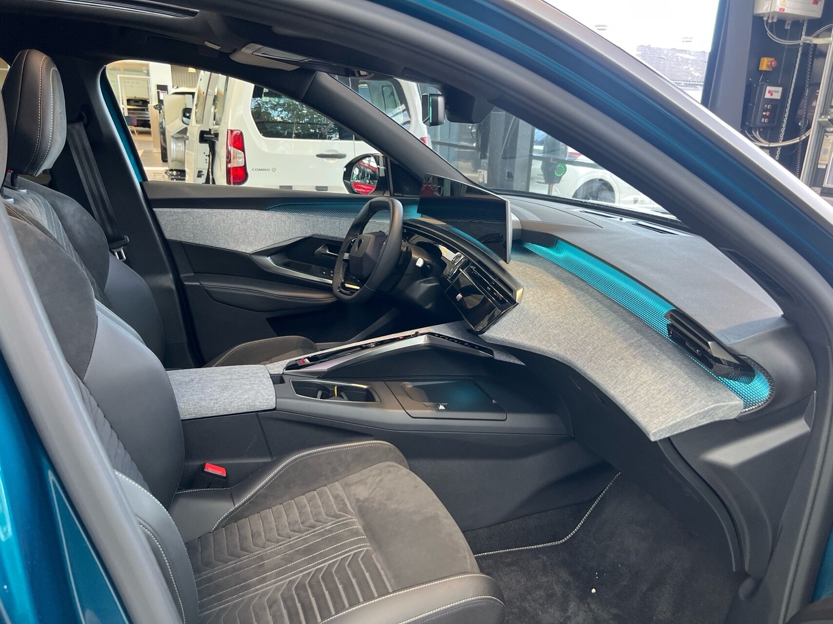 Billede af Peugeot e-3008 EL GT Pack 210HK 5d Aut.