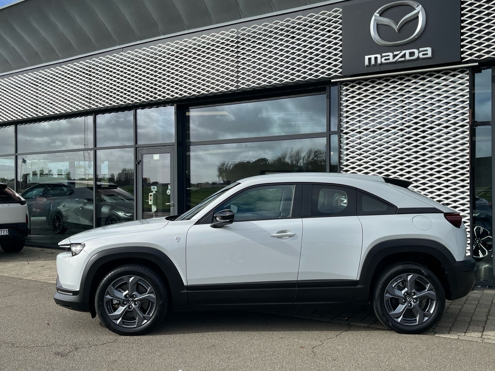 Billede af Mazda MX-30 0,8 e-Skyactiv R-EV  Plugin-hybrid Exclusive-Line 170HK 5d Trinl. Gear