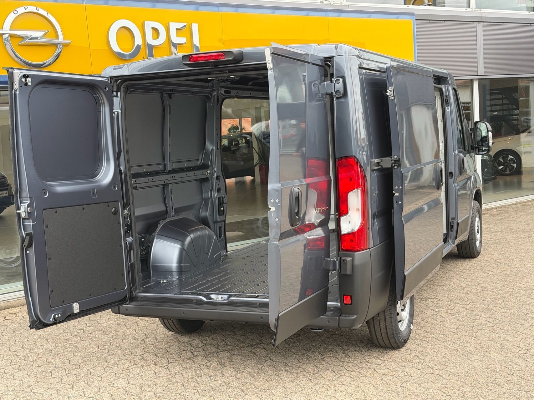 Billede af Citroën Jumper 35H L2H2 2,2 Blue HDi Masterline EAT8 180HK Van 8g Aut.