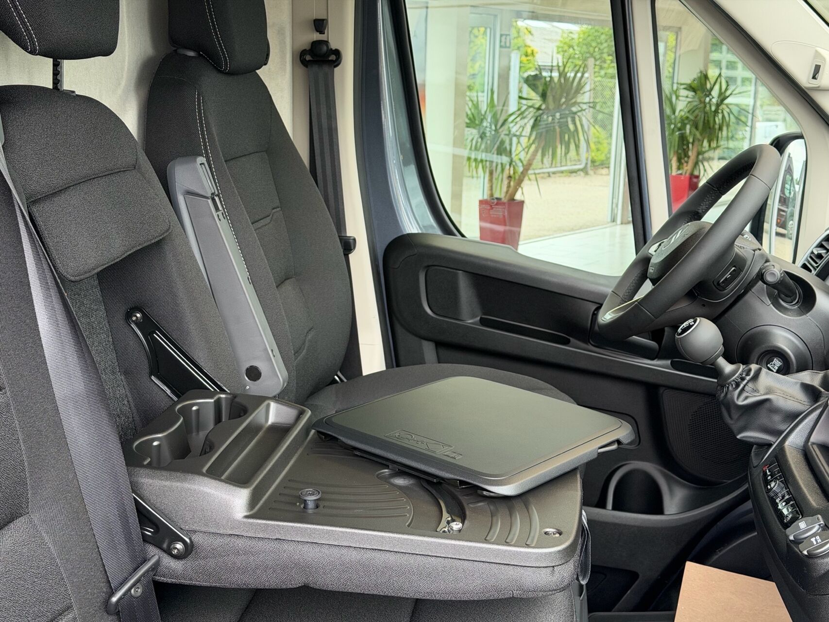 Billede af Citroën Jumper 35H L2H2 2,2 Blue HDi Masterline EAT8 180HK Van 8g Aut.