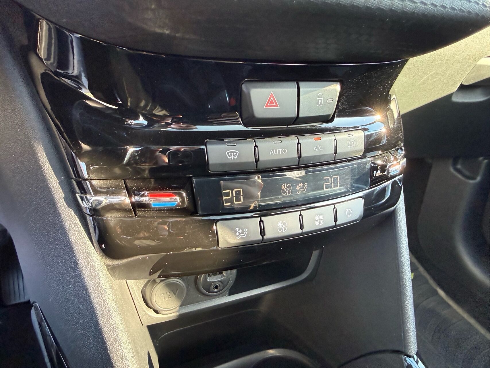 Billede af Peugeot 2008 1,2 e-THP Allure EAT6 110HK 5d 6g Aut.